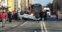Stire din Eveniment : Accident grav. O șoferiță a vrut să întoarcă pe linia dublă continuă și a ajuns la spital