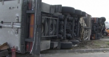 Stire din Eveniment : ACCIDENT GRAV. TIR RĂSTURNAT PE CALEA FERATĂ. O persoană a fost rănită