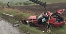 Stire din Eveniment : ACCIDENT RUTIER MORTAL. Un tânăr și-a pierdut viața, după ce a intrat cu mașina într-un stâlp de iluminat