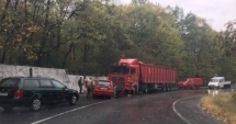 Stire din Eveniment : GRAV ACCIDENT RUTIER, după ce o șoferiță a intrat pe contrasens și s-a izbit de un TIR