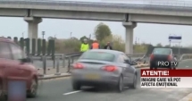 Stire din Eveniment : IMAGINI ȘOCANTE PE AUTOSTRADĂ! Angajat de la Drumuri, spulberat de o mașină în timp ce curăța carosabilul după un accident