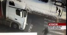 Stire din Eveniment : Femeie lovită de TIR, supraviețuire miraculoasă. Scena a fost surprinsă de camerele de supraveghere