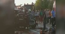 Stire din Eveniment : GRAV ACCIDENT RUTIER! Două persoane au fost descarcerate, după ce mașina lor a intrat sub un TIR