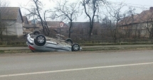Stire din Eveniment : ACCIDENT RUTIER! S-A RĂSTURNAT CU MAȘINA ÎN ȘANȚ