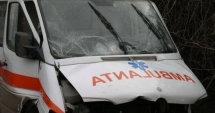 Stire din Eveniment : Pacientă rănită grav. Ambulanța în care se afla a fost lovită de semiremorca unui camion
