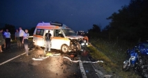 Stire din Eveniment : IMAGINI ȘOCANTE! TRAGEDIE RUTIERĂ, după ce o ambulanță aflată în depășire s-a ciocnit cu un autoturism. AMBII ȘOFERI AU MURIT!