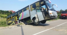 Stire din Eveniment : Accident cumplit în Tulcea: Un autocar cu aproape 40 de persoane la bord s-a răsturnat