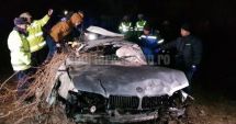 Stire din Eveniment : DOI MORȚI ȘI UN RĂNIT, în urma unui ACCIDENT. Mașina, scoasă cu buldozerul