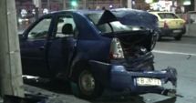 Stire din Eveniment : GRAV ACCIDENT RUTIER! Un șofer băut a lovit șase mașini și a dat peste o femeie  aflată în stație