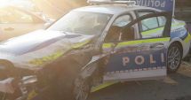 Stire din Eveniment : Un vitezoman cu BMW X5 a intrat în mașina poliției, a rănit agentul și a fugit de la locul accidentului