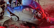 Stire din Eveniment : Doi tineri de 17 şi 19 ani, răniţi după ce s-au răsturnat cu maşina