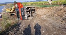Stire din Eveniment : Bărbat decedat, după ce o autobasculantă plină cu pietriș a căzut peste el