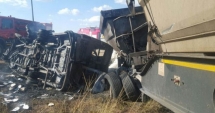 Stire din Actualitate : SCENE DRAMATICE / 20 de ELEVI au murit, după ce microbuzul școlar a intrat într-un camion și a explodat