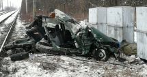 Stire din Eveniment : Două persoane au murit, după ce mașina în care se aflau a fost lovită de tren
