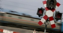 Stire din Eveniment : Mașină lovită de tren / Șoferul, în stare critică la spital. A trecut pe roșu!