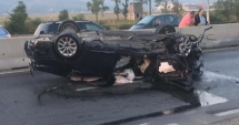 Stire din Eveniment : TRAGEDIE DIN CAUZA VITEZEI! Doi morți și un rănit. Un BMW a zburat peste parapeții de beton și a ajuns pe contrasens