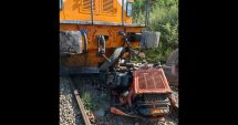 Stire din Eveniment : Un bărbat a supraviețuit miraculos după ce tractorul său a fost lovit de un tren, în Botoșani