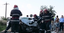 Stire din Eveniment : ACCIDENT RUTIER GRAV / Cinci tineri, răniți după ce mașina lor a intrat sub un TIR
