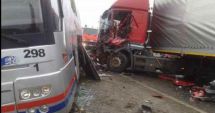 Stire din Eveniment : Un TIR a lovit un autobuz cu 40 de persoane! Mai mulți răniți