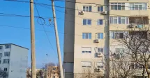 Stire din Eveniment : Accident pe strada Portului, din Mangalia. Un autoturism a intrat într-un stâlp