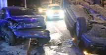Stire din Eveniment : GRAV ACCIDENT RUTIER! O mașină s-a răsturnat după ce a lovit alte două autoturisme. Polițiștii vor să afle cine era la volan!
