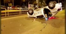 Stire din Eveniment : Mașină de poliție, în misiune, răsturnată, după ce un șofer nu i-a acordat prioritate