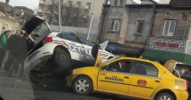 Stire din Eveniment : ACCIDENT GRAV! Mașină de poliție răsturnată peste un taxi. Victima, o polițistă