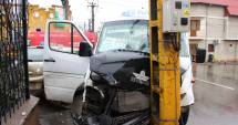 Stire din Eveniment : GALERIE FOTO / Microbuz burdușit  cu pasageri, la un pas  de tragedie în centrul Constanței. 23 de persoane au ajuns la spital