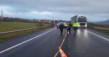 Stire din Eveniment : O femeie a fost lovită de o maşină şi aruncată sub roţile unui TIR. Impactul i-a fost fatal