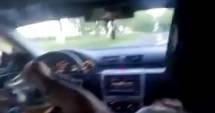 Stire din Eveniment : IMAGINI REVOLTĂTOARE. Șoferul prins beat de dimineață, spectacol la volan. Se "șprițuia" la volan, cu manelele la maxim