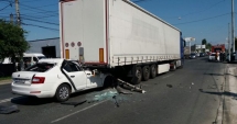 Stire din Eveniment : GRAV ACCIDENT RUTIER / Un șofer a intrat cu mașina sub TIR! Elicopterul SMURD, la fața locului