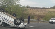 Stire din Eveniment : Accident groaznic! O mașină de poliție s-a răsturnat. Un membru al echipajului este rănit