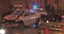 Stire din Eveniment : Doi polițiști au rămas fără permis, după ce s-au izbit puternic într-o intersecție din oraș