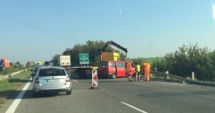 Stire din Actualitate : FOTO. Microbuz cu români, lovit de un TIR, pe o autostradă din străinătate