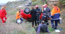 Stire din Eveniment : Imagini dramatice! Accident grav pe strada Traian. A plonjat cu Honda într-o râpă!