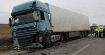 Stire din Eveniment : ACCIDENT. DOUĂ TIRURI s-au ciocnit frontal. Unul dintre șoferi, rănit grav