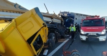 Stire din Eveniment : Grav accident cu două TIR-uri. Ambii șoferi au murit