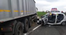 Stire din Eveniment : Autoturism spulberat de TIR! Șoferul, scos de pompieri dintre fiarele contorsionate
