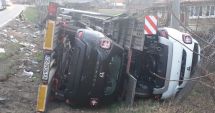 Stire din Social : Un TIR plin cu modele Dacia Duster s-a răsturnat după un impact frontal cu un alt autotren