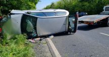 Stire din Eveniment : O mașină a ajuns în copac, după explozia unei anvelope!