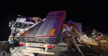 Stire din Eveniment : Accident rutier grav! Un mort şi doi răniţi, după ce două tiruri s-au ciocnit frontal