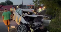 Stire din Eveniment : A vrut să evite un câine și a sfârșit cu mașina într-un cap de pod. Doi tineri au ajuns la spital
