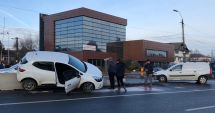 Stire din Eveniment : Accident spectaculos la Lazu. O mașină s-a urcat pe parapeții despărțitori