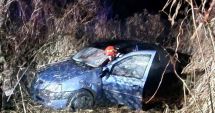Stire din Eveniment : O femeie de 51 de ani, descarcerată de pompieri după ce ajuns în afara părţii carosabile