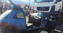 Stire din Eveniment : ACCIDENT TERIBIL. A intrat cu mașina într-o autobasculantă. Copil de 11 ani rănit grav