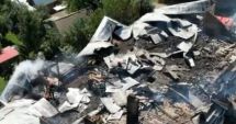 Stire din Eveniment : Clipe de coşmar pentru locatarii unui bloc, după ce acoperişul clădirii a luat foc. Totul s-a făcut scrum