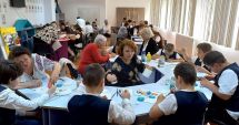 Stire din Social : Senioarele de la centrul de zi din Năvodari, vizitate de elevii Școlii "Grigore Moisil"