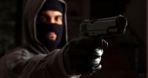 Jaf armat într-o benzinărie din București: un tânăr cu cagulă a amenințat cu un pistol și a furat bunuri