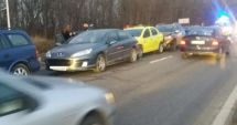 Stire din Eveniment : Doi răniţi într-un accident în care au fost implicate şase autoturisme