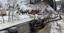 Stire din Eveniment : Şofer salvat de pompieri după ce s-a răsturnat cu TIR-ul în apă